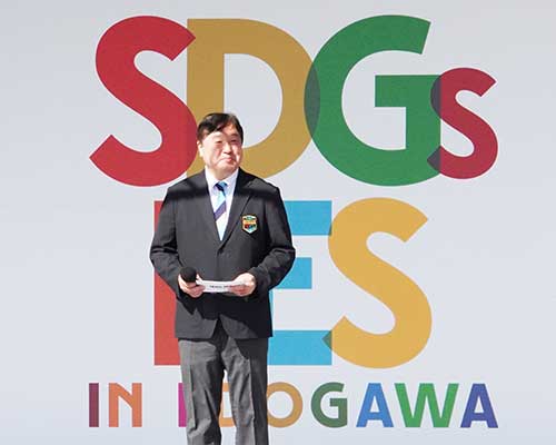画像　SDGsフェスであいさつする斉藤区長