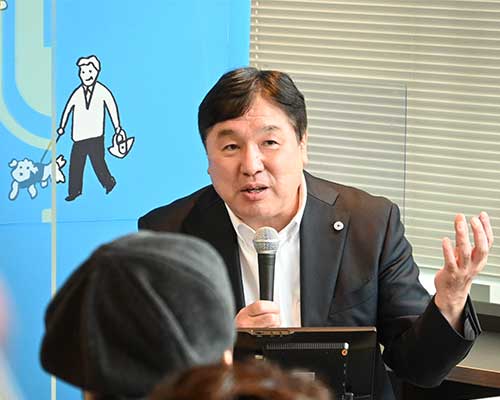 画像　厚生労働省主催のイベントで区のひきこもりの取り組みを説明をする斉藤区長